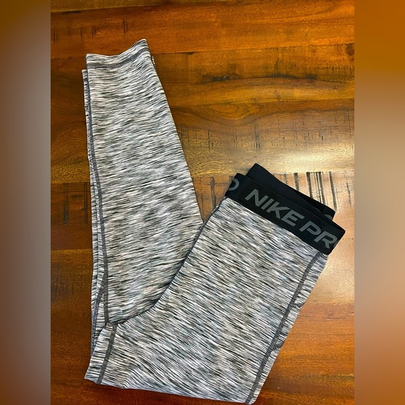 Nike Pro Dri-FIT Capri Leggings – Size M - Picture 1 of 4